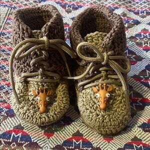 Cozy Giraffe Baby Booties - Brown